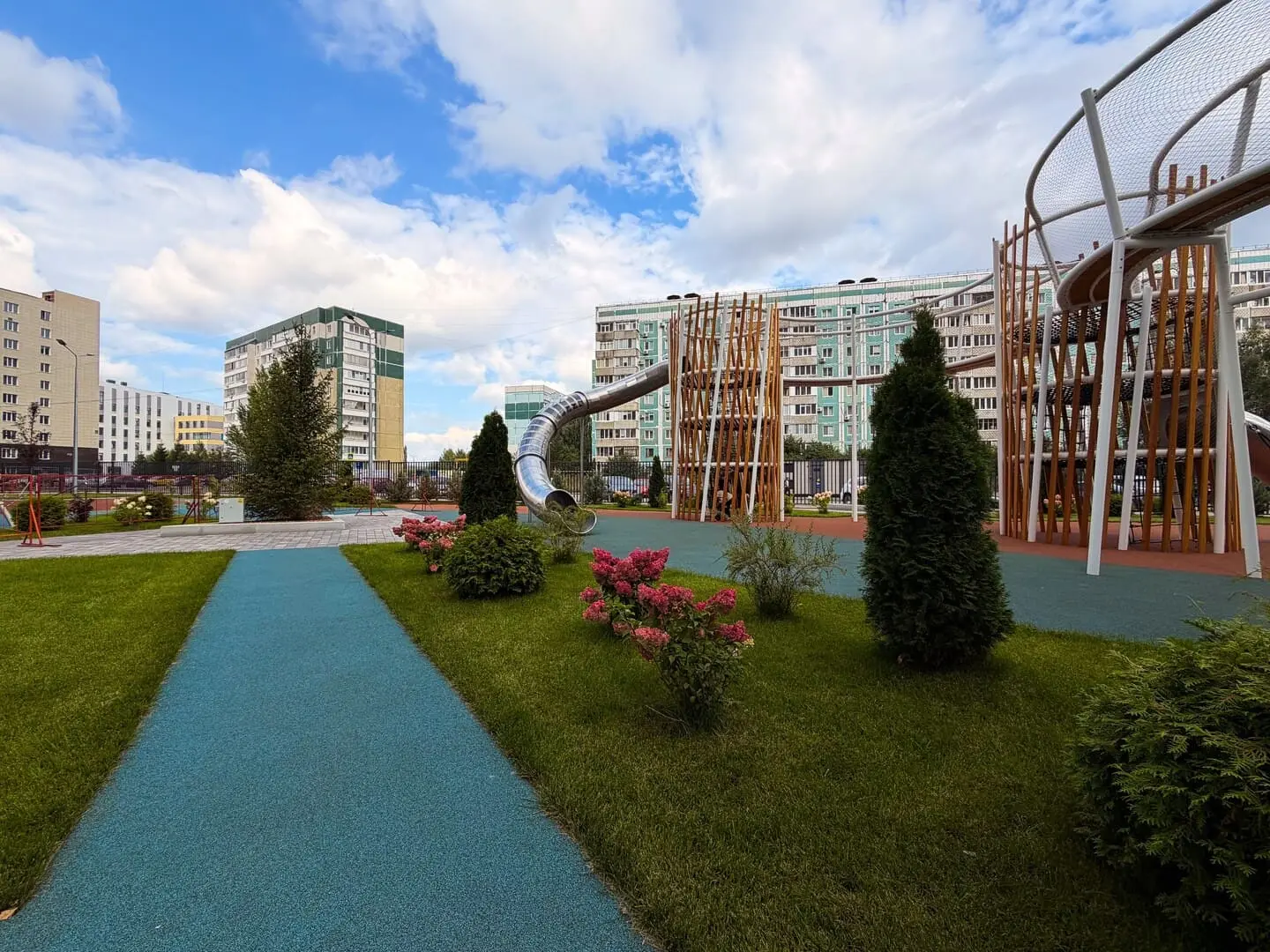 Прогулочные зоны и велодорожки по периметру